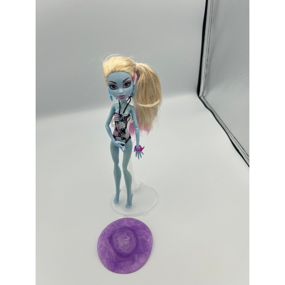 Monster High Skull Shores Abbey Bominable fashion doll